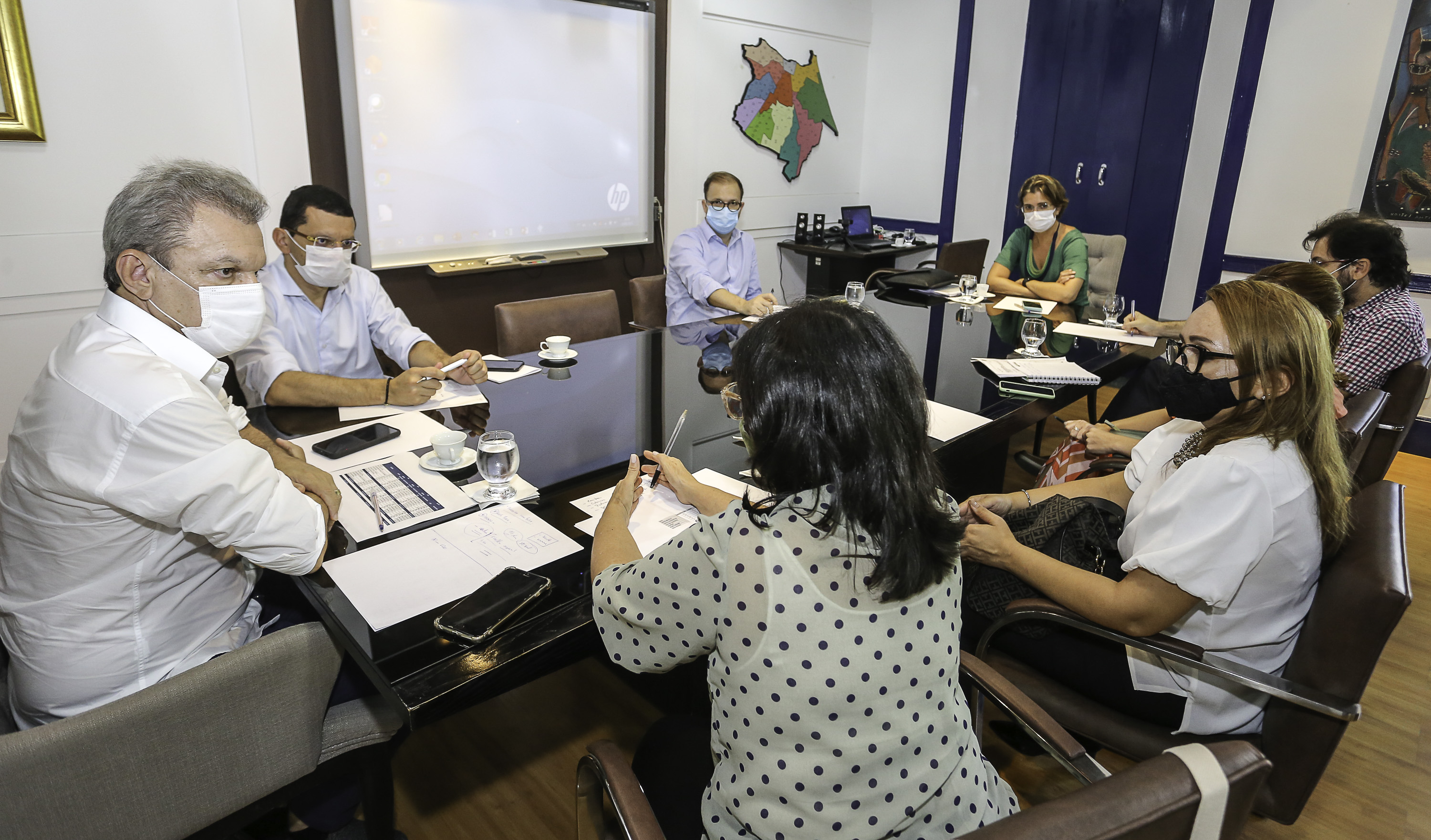 grupo de pessoas numa sala de reunião